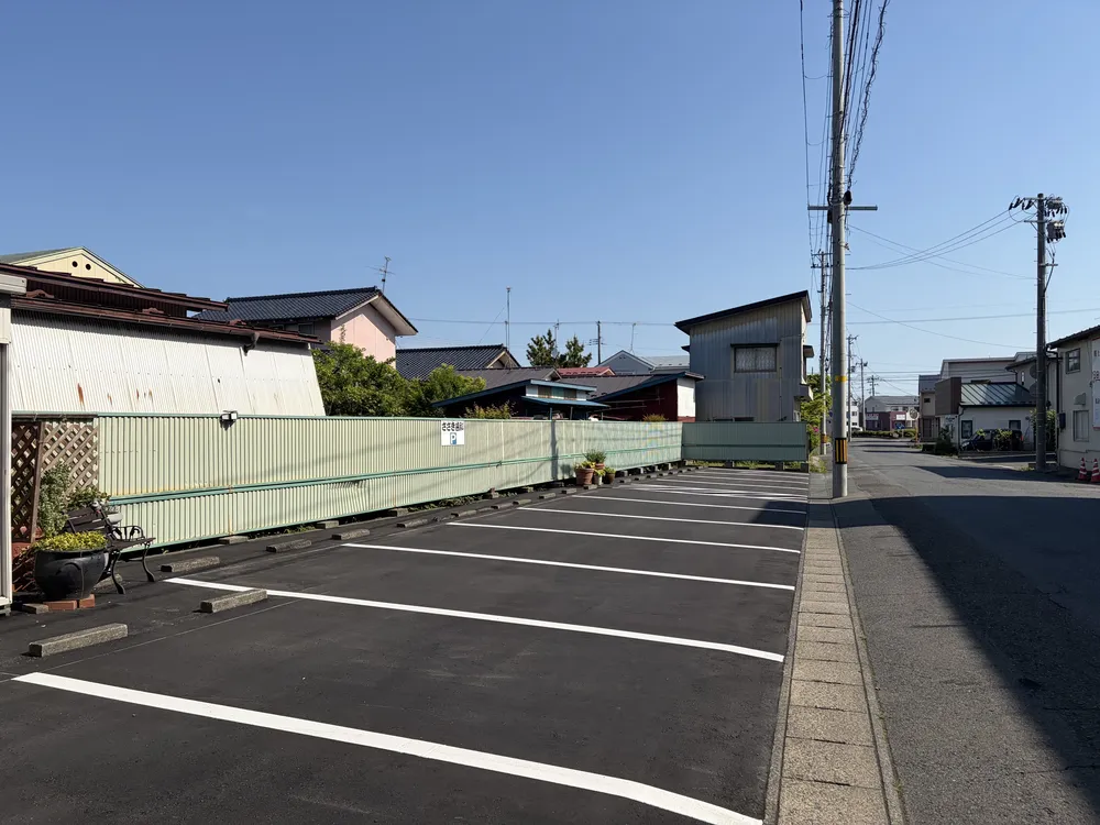 ささき歯科医院 駐車場（医院北側・8台分）